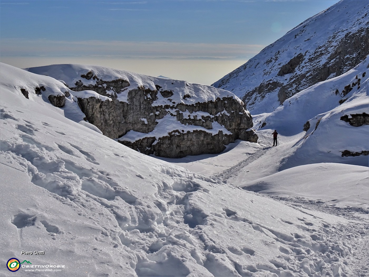 63 Scendendo lo splendido vallone innevato .JPG